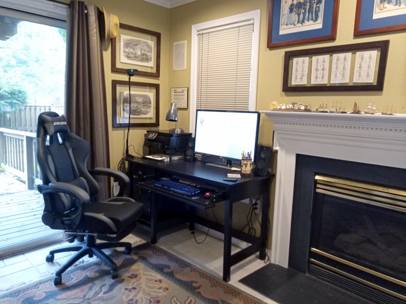 Computing desk